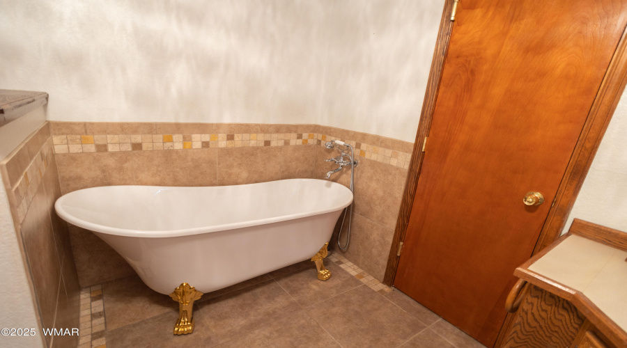 Guest 1 Tub