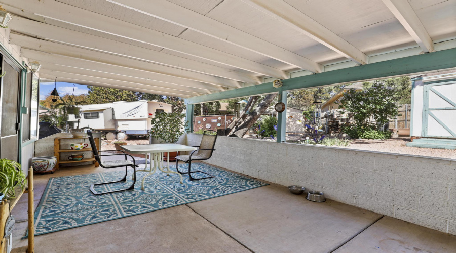 Covered outside back patio 11E0A0599