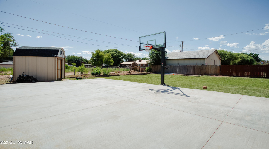 Basketball/Pickleball Court