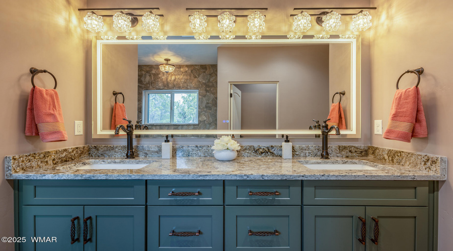 Dual Sinks in Primary En Suite