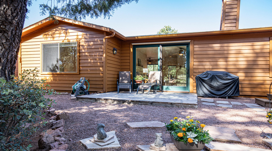 Backyard flagstone patio