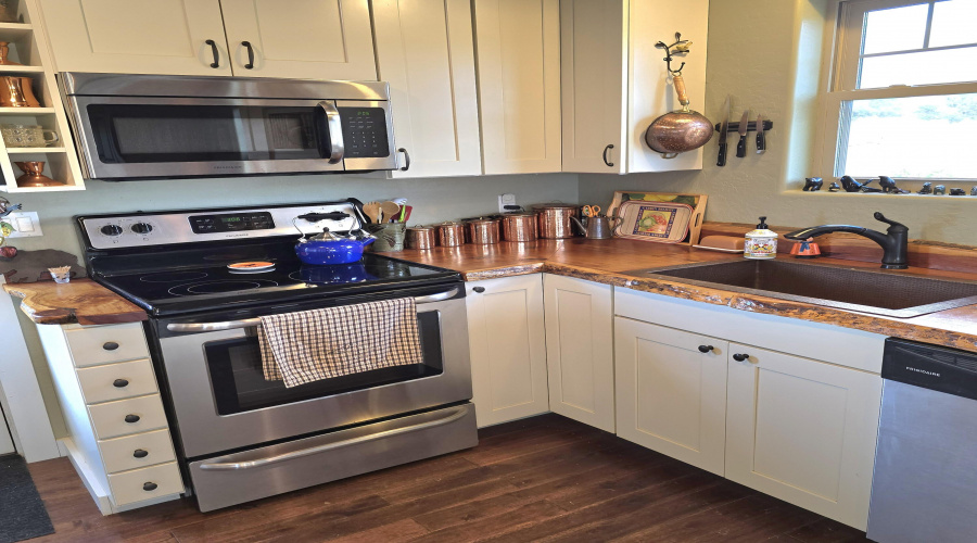 Kitchen Range & Farm Sink