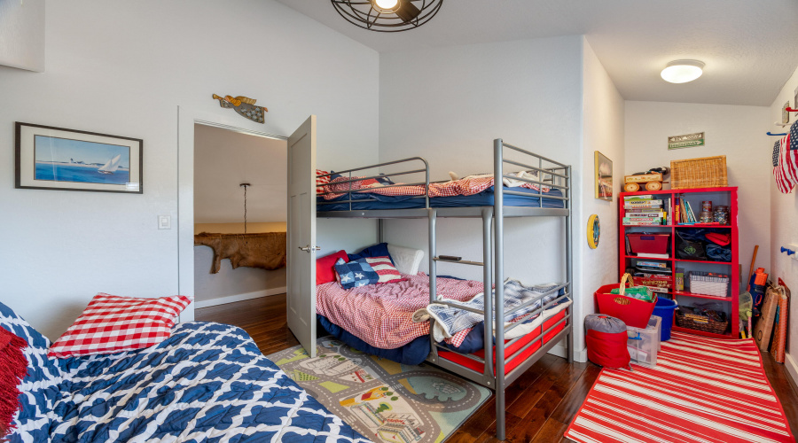 Bdrm Upstairs twd Closet space