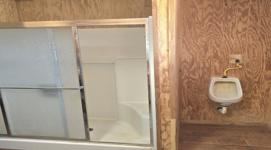 Bath 1 w Urinal &  Shower