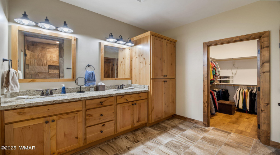 Primary Ensuite w/Walk-in Closet