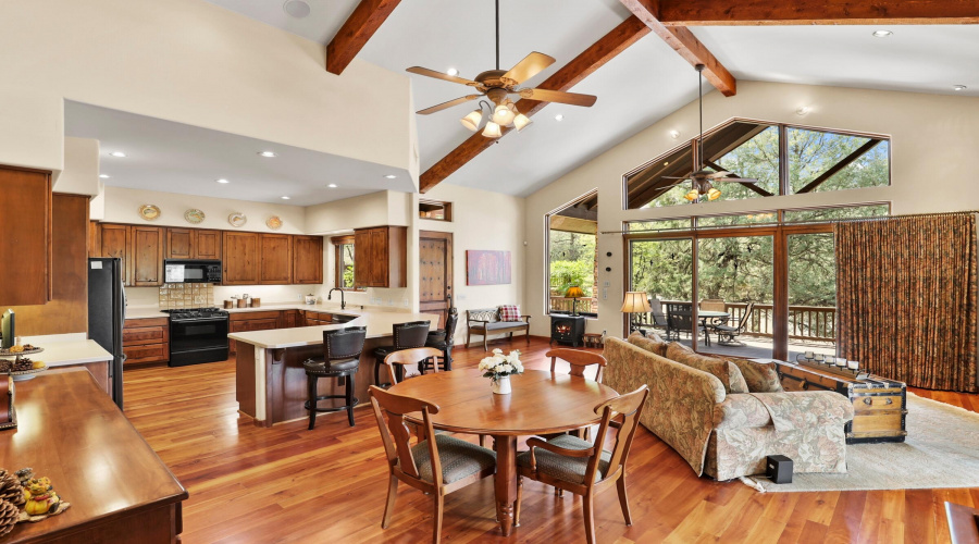 Dining Area (2)