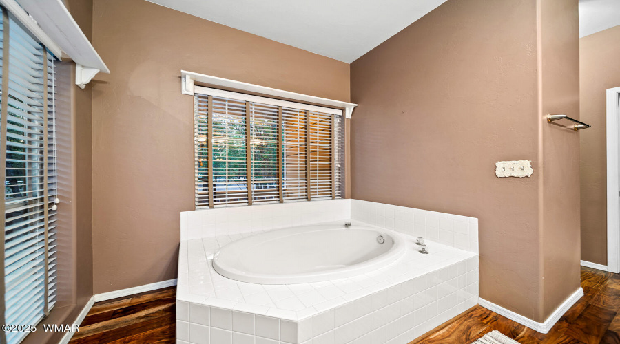 H ensuite garden tub