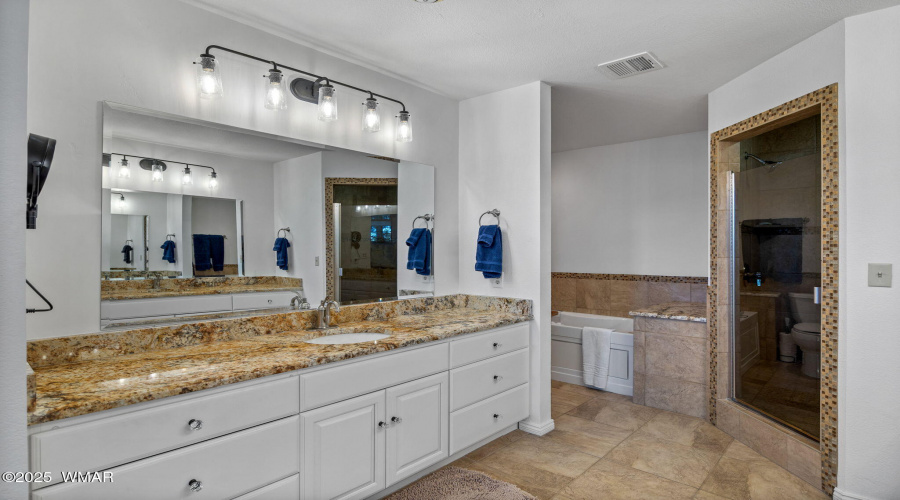Dual Vanities in En Suite