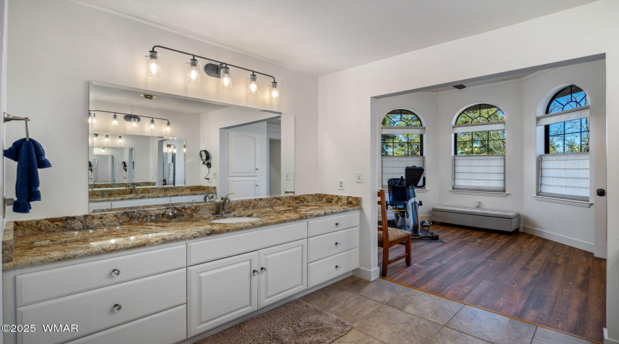 Dual Vanities in En Suite