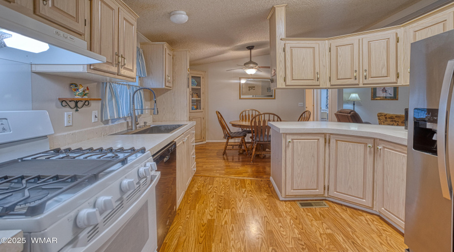 Kitchent to Dining