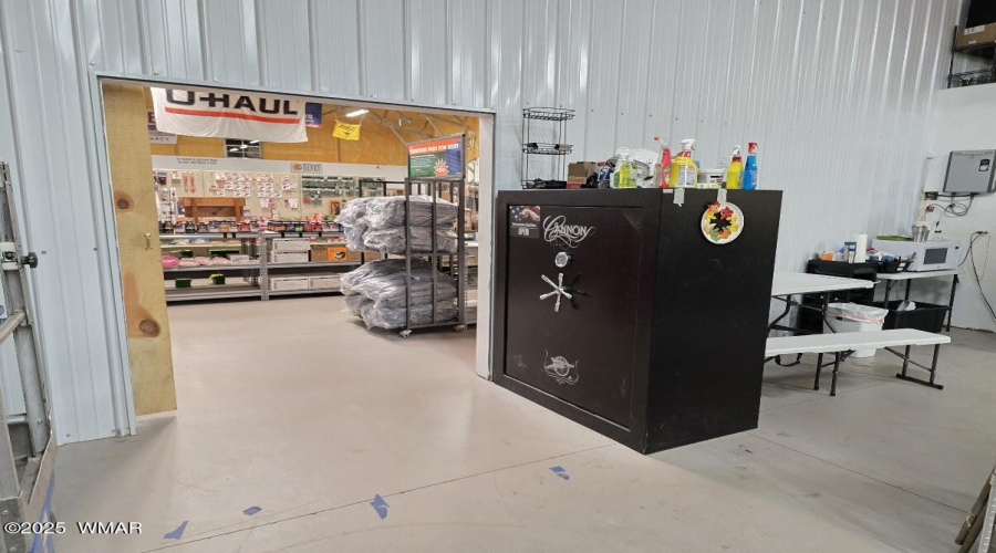 Interior_Warehouse to Store_20250816_195