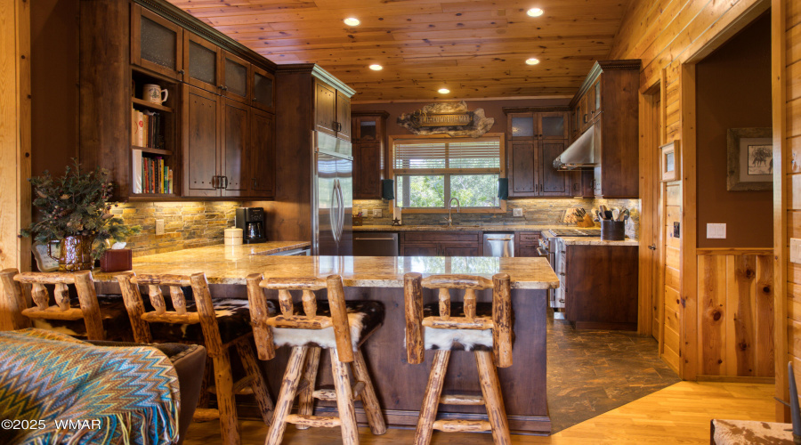 Breakfast Bar and Kitchen