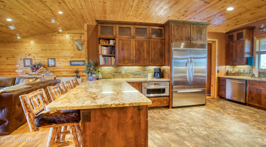 Breakfast Bar and Kitchen