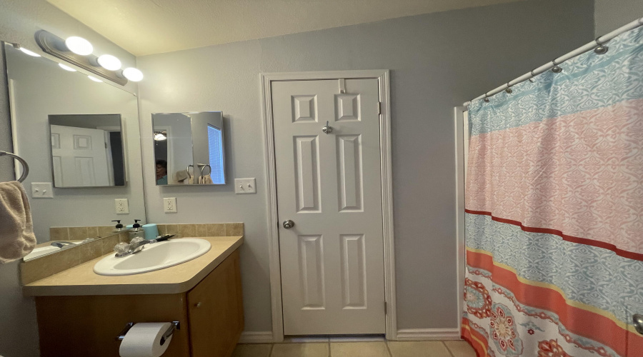 Full bath between bed 2&3