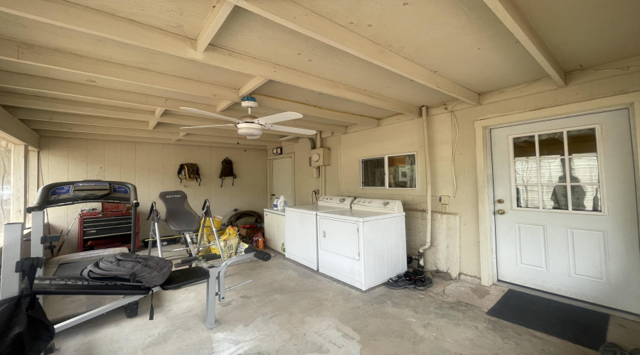 Screened patio w/ laundry