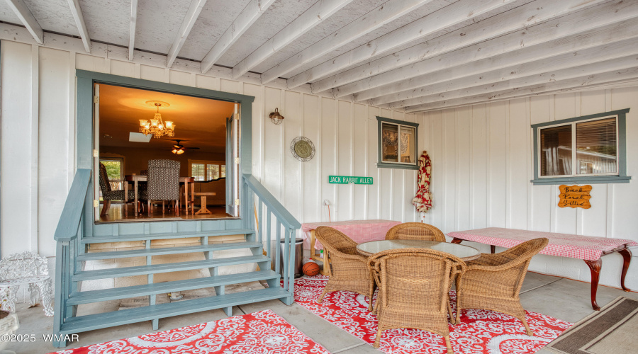 Covered Patio w/Easy Access to Kitchen