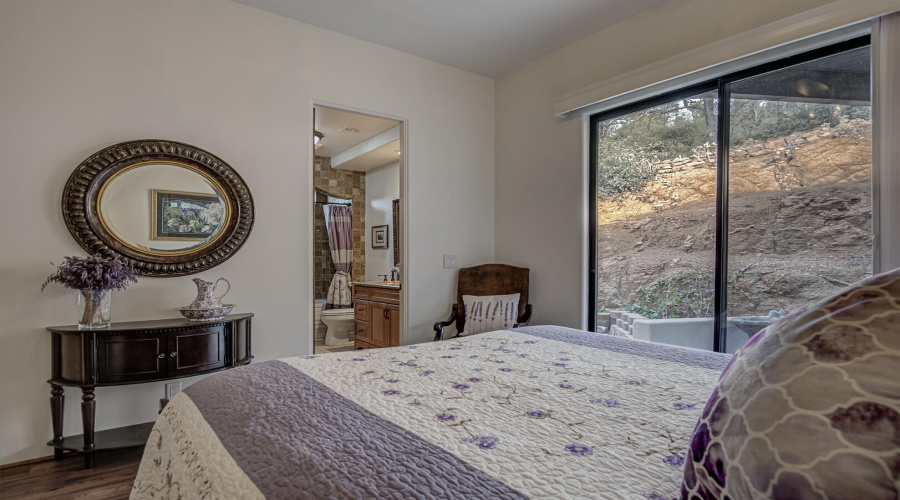 Guest Bedroom 1 (2)