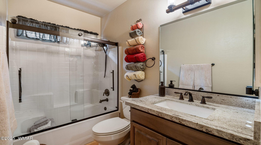 Guest bath with tub/shower
