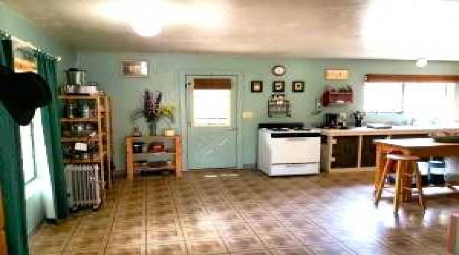 Dining Area betw Kitchen & Lvg Rm
