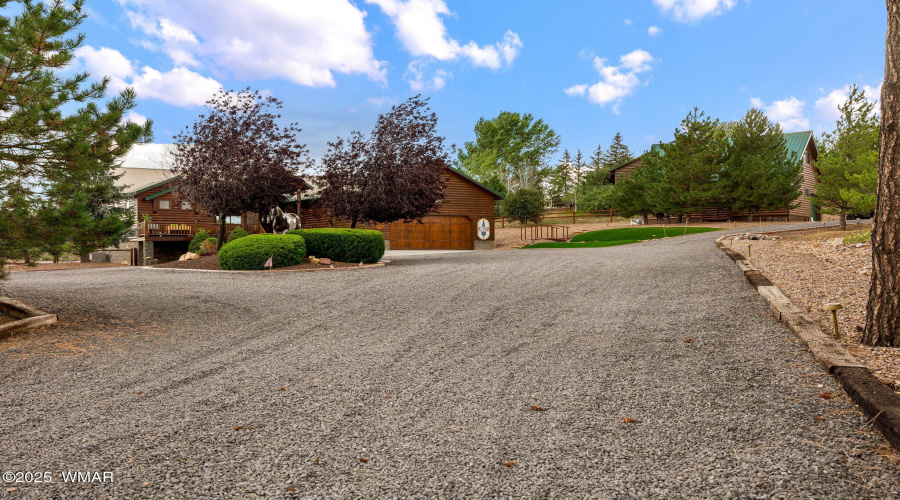 LARGE CIRCLE DRIVEWAY