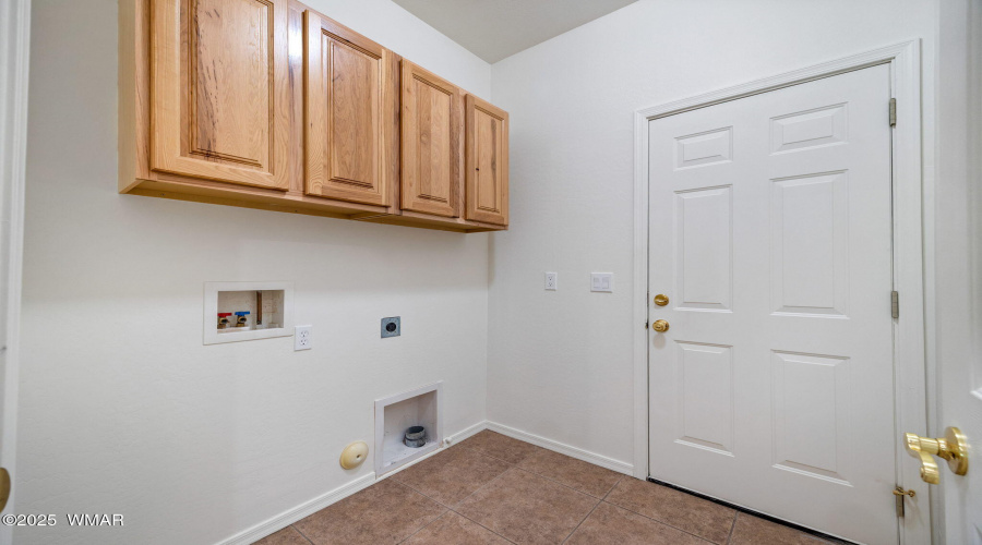 Laundry Room w/Entry to Garage