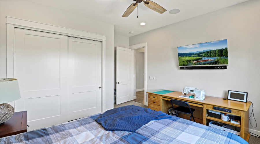 Guest Bedroom 1 (2)