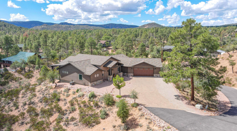 Beautiful Custom Home in The Knolls