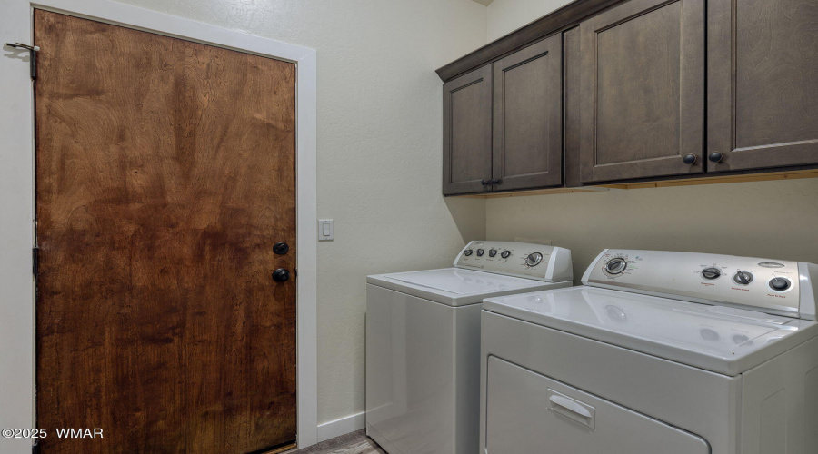 LARGE LAUNDRY ROOM