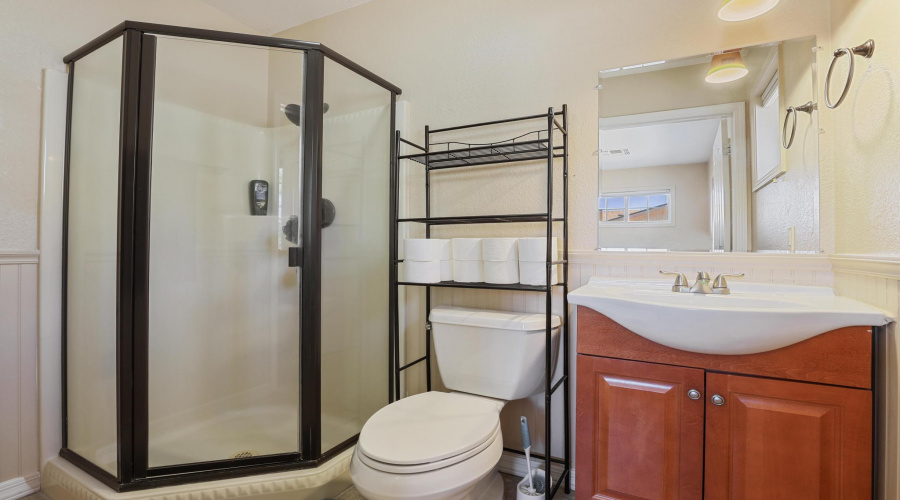 Upstairs secondary bedroom ensuite