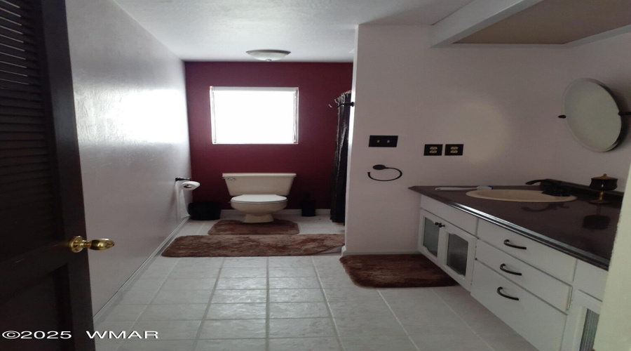 Common Bath - Upstairs