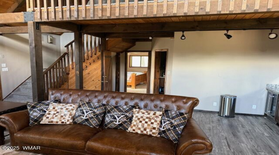 lounge area looking to primary