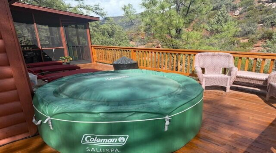 Hot Tub/Spa on the deck!