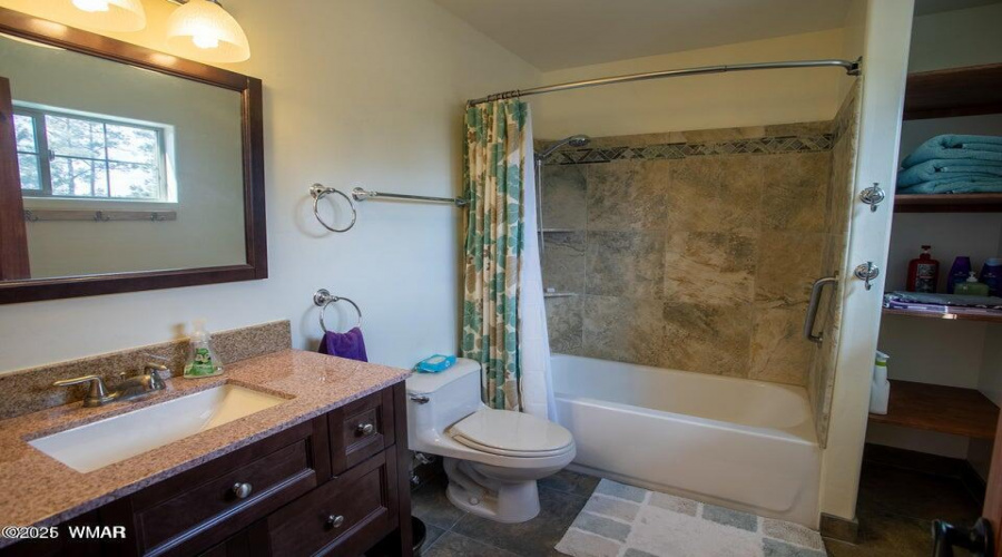 Leon bed 2 bath