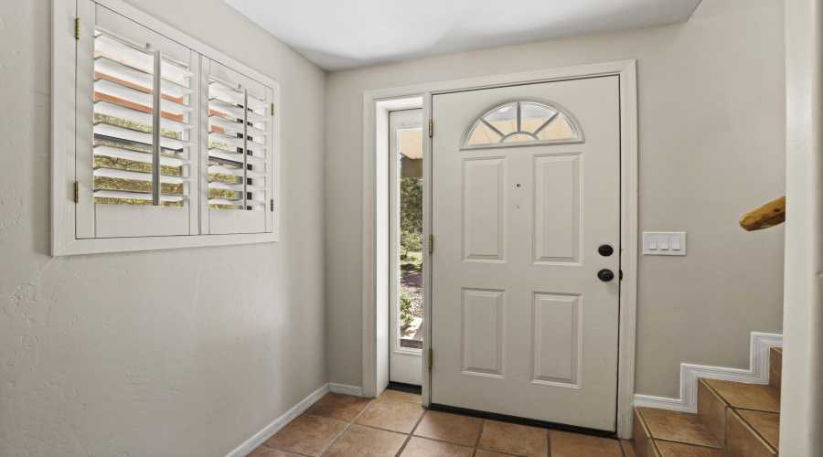 511 N Hemlock Circle Foyer
