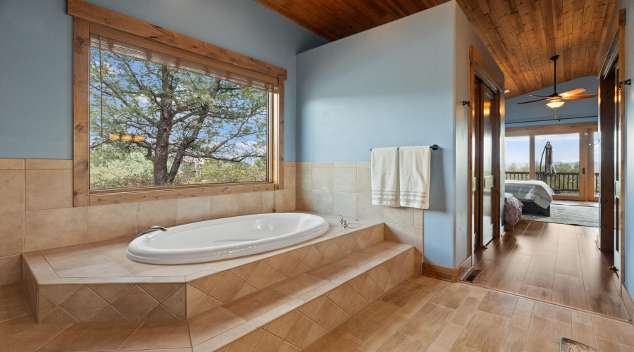 Pedestal tub