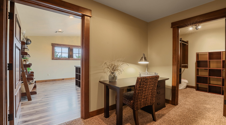 Upper Level Room_Closet_Entry