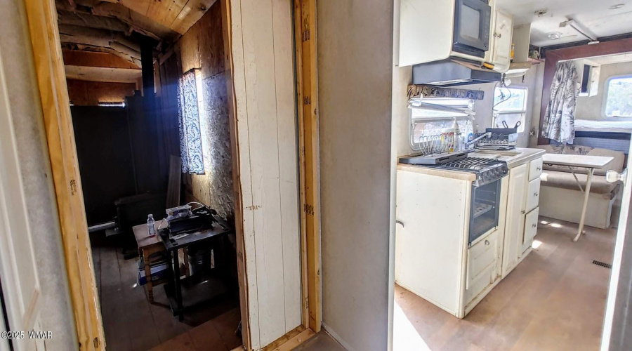 0828251129a_HDR