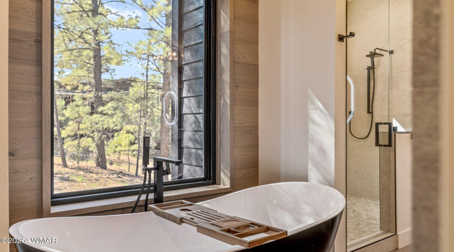 Luxurious soaking tub