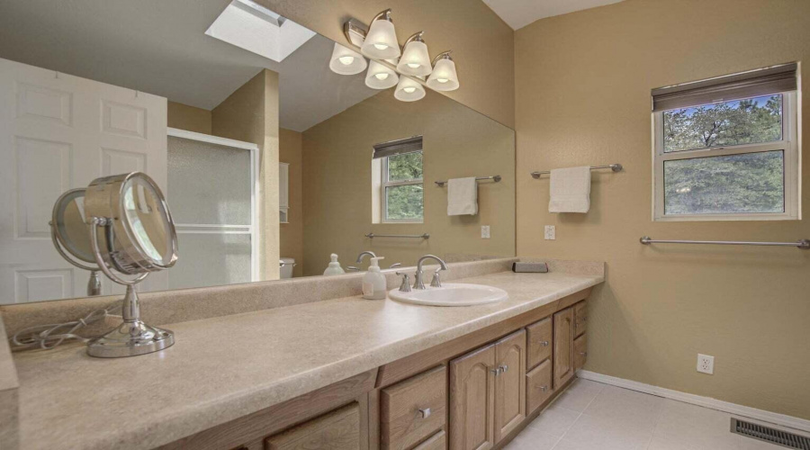 BATHROOM PRIMARY BEDROOM