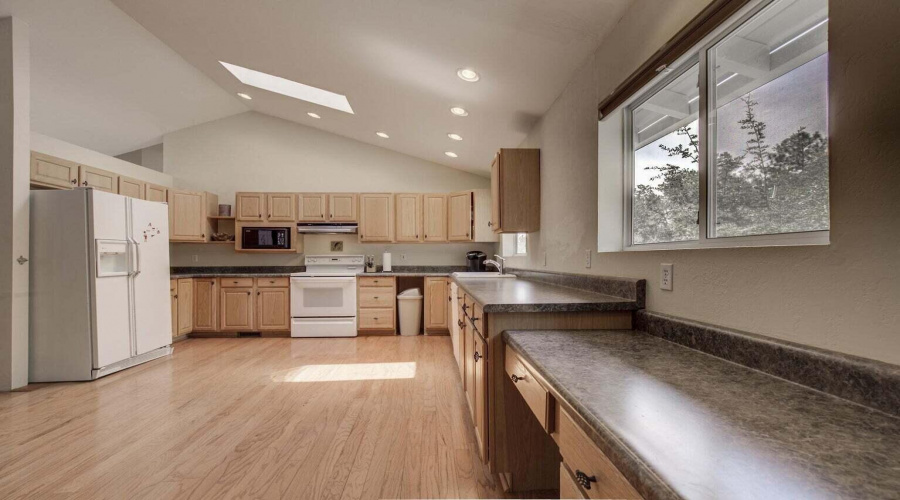 LARGE KITCHEN
