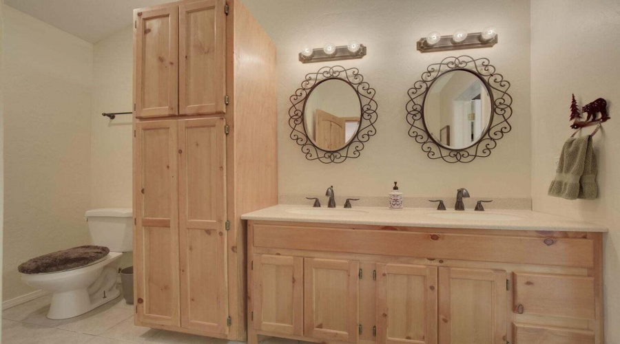 BATHROOM MAIN LEVEL