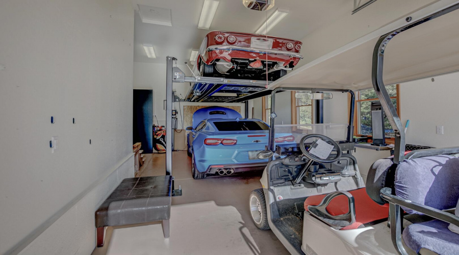 Oversized 3rd Stall Garage with Lift