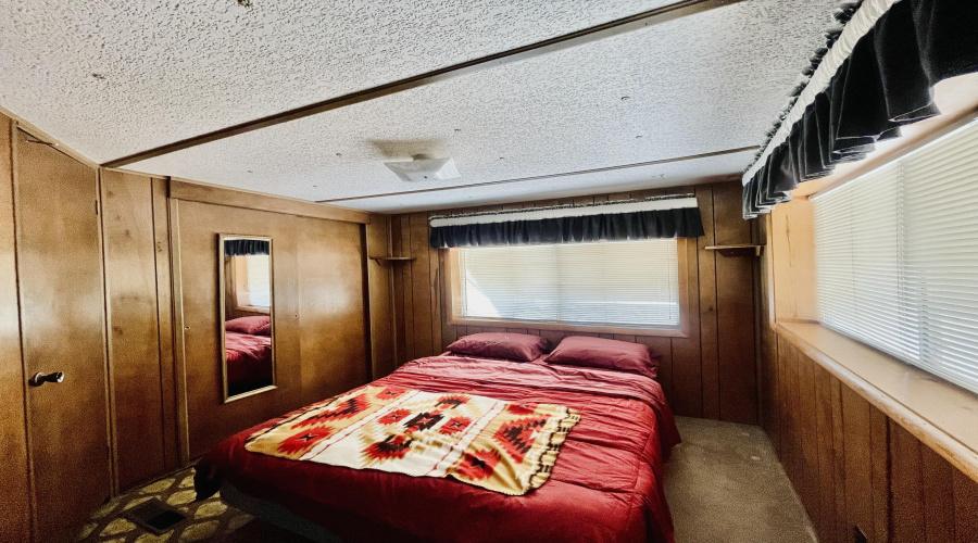 Bed w/1/2 ba