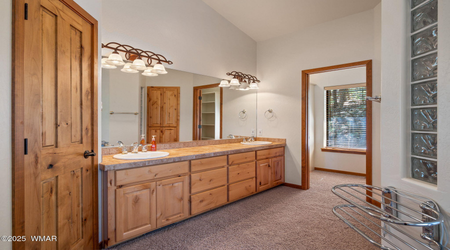 Primary En Suite Dual Sinks