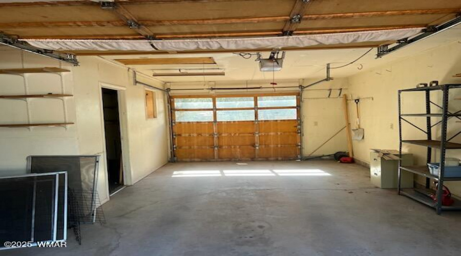 Garage with 2 Accesses