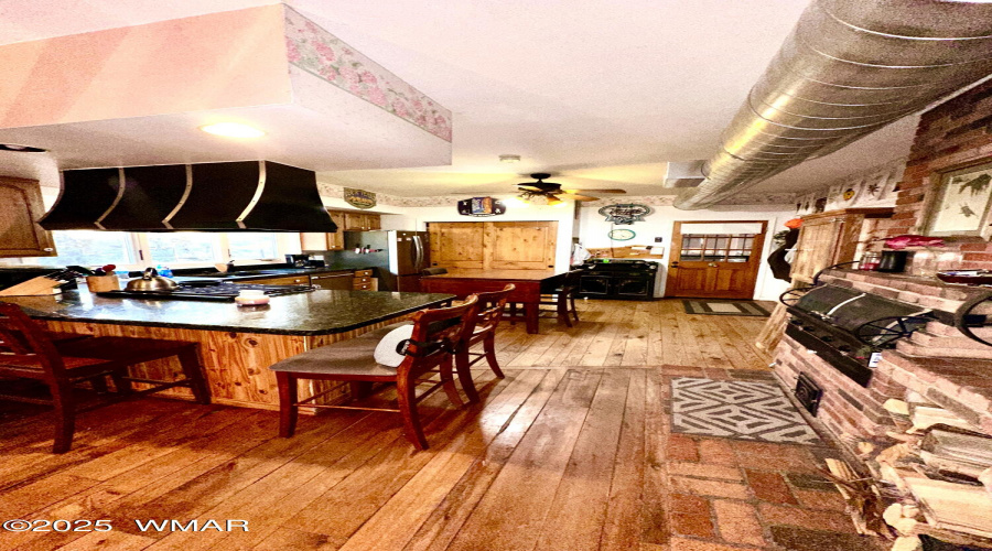 Atrium with electric roof hatch