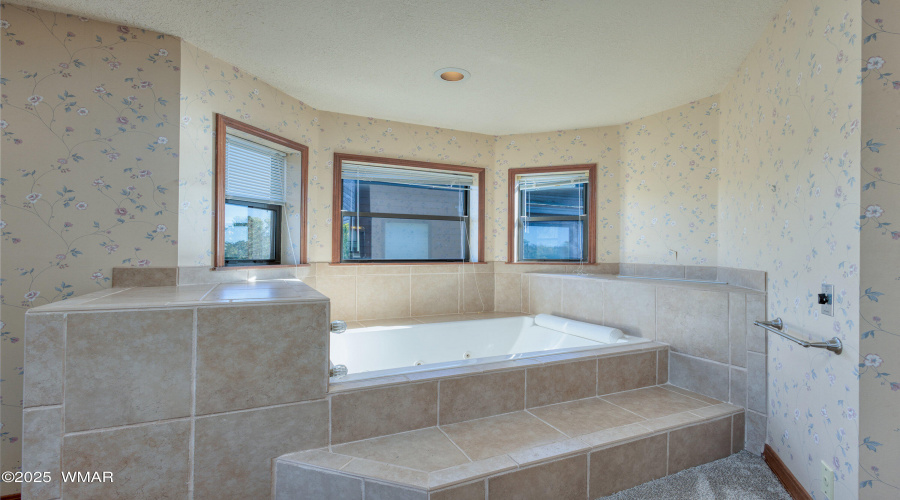 upstairs bath jetted tub